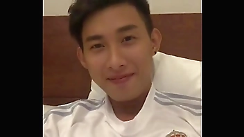 Trai &dstrok;ẹp khoe hàng trong khách sạn